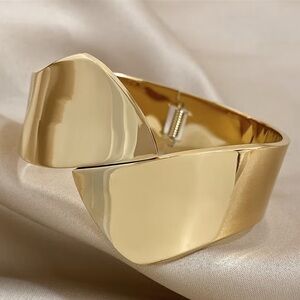 Elegant Gold Women's Bracelet